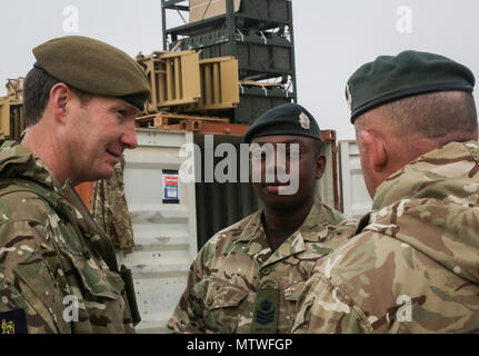 Britische Brig. Gen. Zac Stenning, Links, Kommandant der 1. Gepanzerten Infanterie Brigade, spricht mit britischen Soldaten in den 4 Bataillon zugeordnet, "Die Gewehre", über ihre Mission im Al Asad Air Base, Irak, Jan. 26, 2017. Britische Soldaten stellen die irakischen Sicherheitskräfte Training durch die Combined Joint Task Force - inhärenten Building Partner Kapazität mission Lösen. CJTF-OIR ist die globale Koalition zu besiegen ISIL im Irak und in Syrien. (U.S. Armee Foto von Sgt. Lisa Soja) Stockfoto