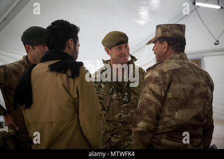 Britische Brig. Gen. Zac Stenning, Mitte, Kommandant der 1. Gepanzerten Infanterie Brigade, trifft sich mit einem irakischen Commander irakische Sicherheitskräfte den Trainingsfortschritt bei Al Asad Air Base, Irak, Jan. 26, 2017 zu diskutieren. Britische Soldaten stellen die irakischen Sicherheitskräfte Training durch die Combined Joint Task Force - inhärenten Building Partner Kapazität mission Lösen. CJTF-OIR ist die globale Koalition zu besiegen ISIL im Irak und in Syrien. (U.S. Armee Foto von Sgt. Lisa Soja) Stockfoto