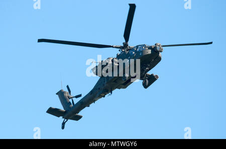 Eine AH-64 Apache Kampfhubschrauber führt Flight Operations bei Travis Air Force Base, Calif., Jan, 6, 2017. Dieses Flugzeug ist die US Armee schwere Division/Korps Kampfhubschrauber. Der AH-64 Apache ist ein vier-Blade Kampfhubschrauber mit Reverse-dreibeinfahrwerks und verfügt über ein Cockpit für eine Besatzung von zwei. (U.S. Air Force Foto/Heide Couch) Stockfoto