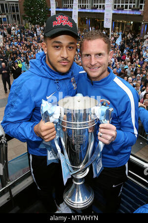 Von Coventry City Jodi Jones (links) und Stuart Beavon mit der Trophäe, während der Himmel Wette Liga zwei Förderung Parade in Coventry. PRESS ASSOCIATION Foto. Bild Datum Mittwoch, 30. Mai 2018. Siehe PA-Geschichte Fußball Coventry. Photo Credit: Nigel Französisch/PA-Kabel Stockfoto