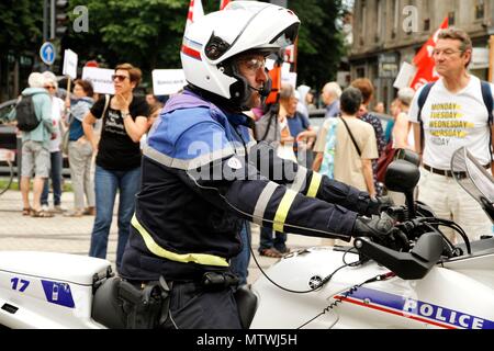 Darstellung der Polizei, Sicherheitskräften, der städtischen Polizei und ein Motorrad, Polizei Fahrzeug, der nationalen Polizei Lkw, Biker, Sicherheitskräfte. Stockfoto