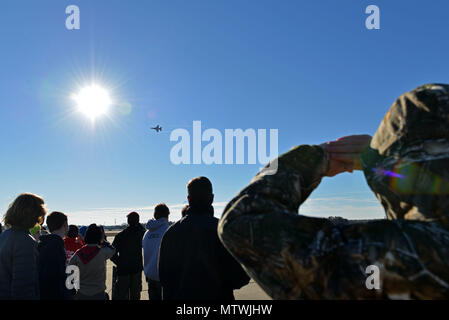 Pfadfinder-truppe 232 Mitglieder watch US Air Force Maj Craig Bäcker, Air Combat Command's F-16 Viper Demonstration Team Pilot, führen Sie während seiner letzten Flug bei Shaw Air Force Base, S.C., Jan. 27, 2017. Während seiner Zeit als Demo pilot Baker in ca. 40 air Shows in den USA und Kanada durchgeführt, die belegen US Air Force airpower und Professionalität. (U.S. Air Force Foto von Airman 1st Class Destinee Sweeney) Stockfoto