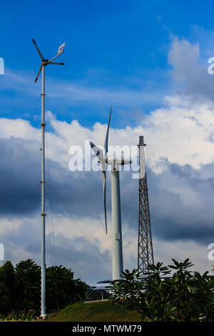 In der Nähe von Windenergieanlagen in einem Windpark gegen einen klaren blauen Himmel Erzeugung alternativer Energie Stockfoto