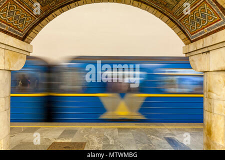 Eine U-Bahn Geschwindigkeiten durch Zoloti Vorota Metro Station, Kiew, Ukraine Stockfoto