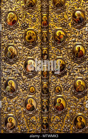 Eine reich verzierte Tür im Inneren der Kathedrale 1352, Pechersk Lavra Klosteranlage, Kiew, Ukraine Stockfoto