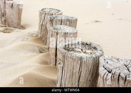 Reihe von unregelmässigen alte Strand Polen als Wellenbrecher in Zeeland, Niederlande Stockfoto