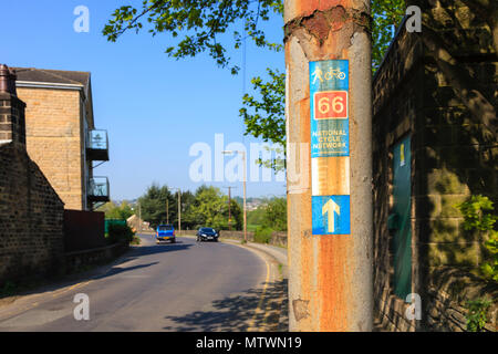 Zeichen auf einem Pfosten Markierung der Route 66, Teil der nationalen Zyklus Netzwerk durch Apperley Bridge, in der Nähe von Bradford, Großbritannien Stockfoto