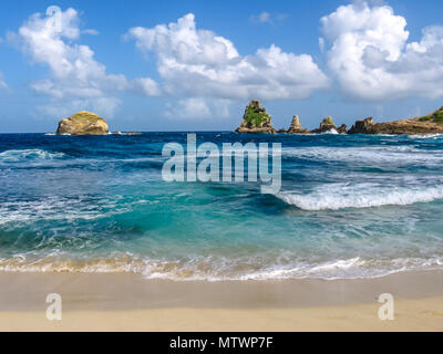 Salines Bay Strand vor den Klippen von Castle Point im äußersten Osten des Festland 11 Km von Saint-Francois in Guadeloupe, Grande Terre, Karibik. Stockfoto