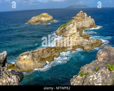 Felsen entlang Pointe des Chateaux im äußersten Osten des Festland 11 Km von Saint-Francois in Guadeloupe, Grande Terre, Karibik. Stockfoto