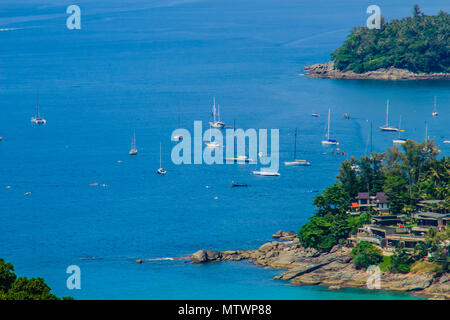 Schöne Seenlandschaft in Panorama Blick. Exotische türkisfarbenen Meer mit Booten, blaues Meer, blauer Himmel von hoher Aerial View Point von drei Stränden, Karon, Patong Stockfoto