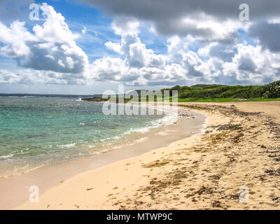 Der goldene Sand von Anse du Souffleur Strand in der authentischen Dorf von Port-Louis, Grande-Terre in Guadeloupe, Karibik. Stockfoto