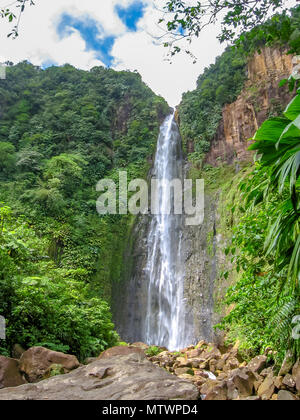 In der zweiten der drei Carbet fällt, eine Reihe von Wasserfällen auf der Carbet Fluss in Basse-Terre in einem tropischen Regenwald auf den unteren Hängen des Vulkans La Soufrière., Guadeloupe, Karibik. Stockfoto