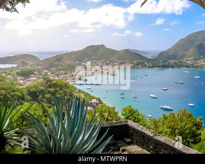 Einen spektakulären Blick auf die Bucht von Anse du Bourg in Terre-de-Haut von der berühmten Fort Napoleon, Archipel Les Saintes, 15 Kilometer von Guadeloupe, Antillen, Karibik. Stockfoto