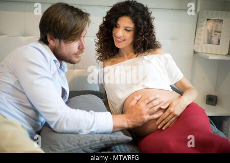 Portrait eines glücklichen schwangeren Frau und ihrem Mann Stockfoto