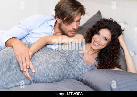 Portrait eines glücklichen schwangeren Frau und ihrem Mann Stockfoto