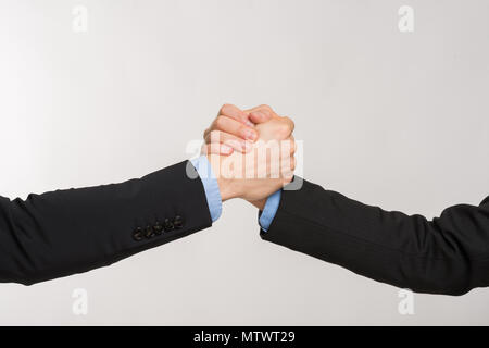 Geschäftsmann die Hilfe für einen anderen. Auf weiß Isoliert Stockfoto
