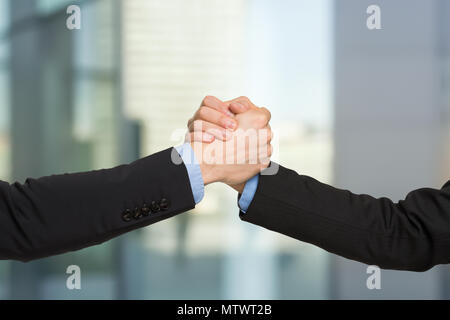 Geschäftsmann Hilfe zu einem anderen Stockfoto