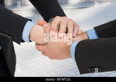 Geschäftsmann Hilfe zu einem anderen Stockfoto