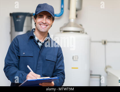 Techniker, die Wartung einer Warmwasser-Heizung Stockfoto