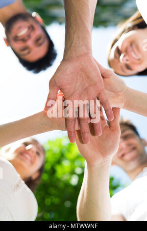 Eine Gruppe von Freunden die Hände zusammen, Freundschaft Konzept Stockfoto