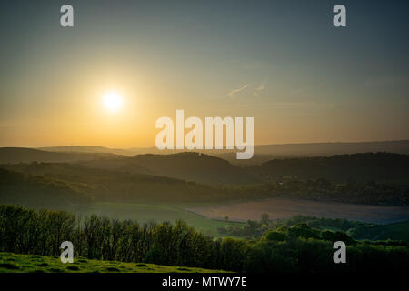Sonnenuntergang über den South Downs Landschaft in Hampshire in England Stockfoto