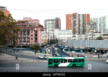 Enel Technologie Elektrobus: Metbus öffentlichen Verkehrsmitteln. Blick auf das Zentrum von Santiago vom Hügel Santa Lucia, Santiago, Chile. Mai 2018 Stockfoto