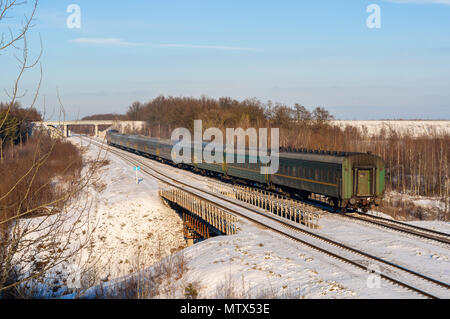 Personenzug im Winter in der Ukraine Stockfoto