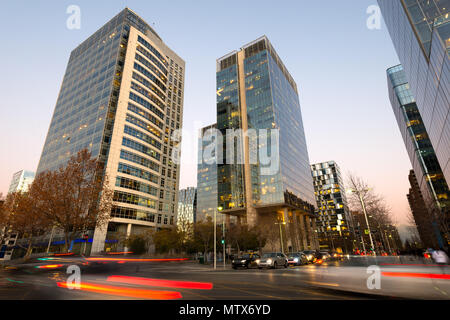 Bürogebäude im Nueva Las Condes business center, Las Condes, Santiago de Chile Stockfoto