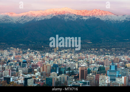 Panoramablick auf Providencia Bezirk mit Los Andes Mountain Range in der Rückseite, Santiago de Chile Stockfoto