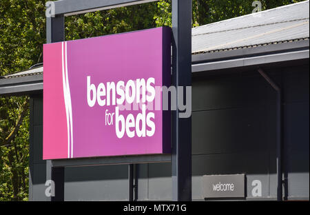 Reading, Großbritannien - 05 Mai 2018: Das Schild über dem Eingang des Bensons für Betten zu lesen Link Retail Park Stockfoto