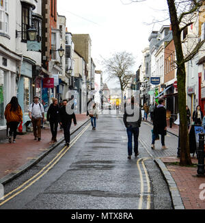 Brighton, Großbritannien - 29 März 2018: Käufer in Bond St an einem grauen Tag Stockfoto