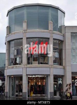 Brighton, Großbritannien - 29. März 2018: Die Fassade von H&M in Churchill Square Stockfoto