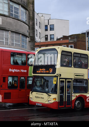 Brighton, Großbritannien - 29. März 2018: 5 ein Brighton Bus fährt eine andere außerhalb des Churchill Square Shopping Center Stockfoto