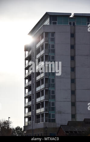 Cardiff, Großbritannien - 01 November 2017: Die untergehende Sonne disappering als Modernes Mehrfamilienhaus Stockfoto