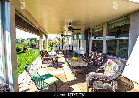 Hintere Terrasse mit Möbeln auf modernen Home Stockfoto