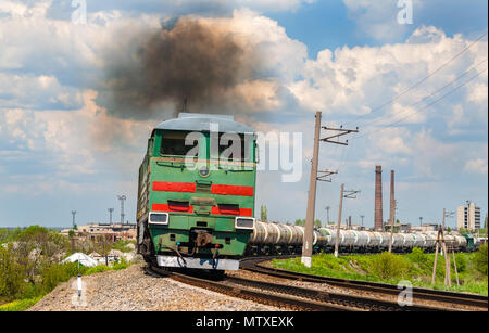 Güterzug mit Diesellok. Ukrainische Eisenbahnen Stockfoto