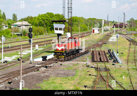 Rangierlok auf einem retarder eines Hump Yard Stockfoto