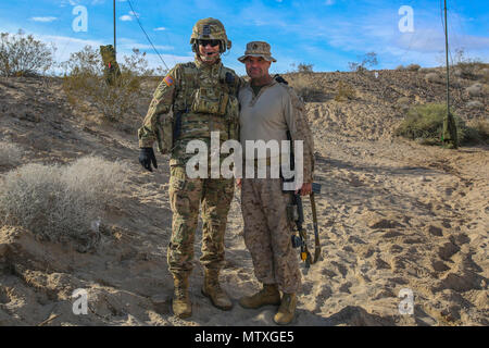 Allgemeine Jeff Broadwater steht mit Oberstleutnant Mark Liston während einer Bereitstellung für Training in Fort Irwin, Kalifornien, 18.01.2017. Die Übung lief vom 14.01.13. bis 21.01.23, mit groß angelegten fiktiven Schlachten in einer simulierten Kampfzone. Liston ist der kommandierende Offizier des 2. Light Armored Reconnaissance Bataillon und Broadwater stellvertretender kommandierender General der 1. gepanzerten Abteilung. (U.S. Marine Corps Foto von Lance Cpl. Jon Sosner) Stockfoto