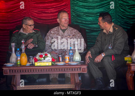 TANTAN, Marokko - gen Belkhir El Farouk, Chef der Südzone und Generalmajor Burke W. Whitman, Kommandierender general der Marine Division 4. sprechen während einer Demonstration von marokkanischen und US-Streitkräfte, 26. April 2017, als Teil der Übung afrikanischen Löwen 17. Verschiedenen Einheiten der US-Streitkräfte führen multilateralen und Stabilisierungsoperationen training mit Einheiten von königliche marokkanische Streitkräfte in das Königreich Marokko. Dieser kombinierte multilateralen Übung wurde entwickelt, um Interoperabilität und gegenseitiges Verständnis für jede Nation Taktiken, Techniken und Verfahren während der Demo zu verbessern Stockfoto