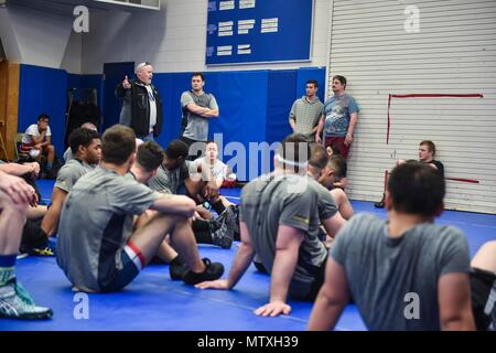 170131-N-OO 032-327 TACOMA, Washington (Jan. 31, 2017) - James Senn, All-Navy Sport Athletic Director, erläutert das Programm und es zahlreiche Sport- und Auswirkungen in der gesamten sportlichen und militärischen Gemeinschaften während einer Klinik durch die All-Navy Wrestling team Washington an der High School erleichtert. Die Klinik wurde von der Schule organisiert, Fähigkeiten, entwickelt Mentorate und die Kameradschaft zwischen den Seeleuten und Studenten gefördert und Freistil und griechisch-römischen Stile von Ringen zwischen den Streitkräften und der All-Navy Programm Sport praktiziert. (U.S. Marine Foto von Mass Communication Specialist 1. Klasse C Stockfoto