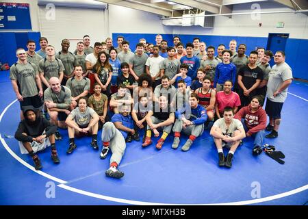 170131-N-OO 032-381 TACOMA, Washington (Jan. 31, 2017) - All-Navy Wrestling Programm Matrosen posieren für ein Foto mit Trainer und Studenten nach einer Klinik durch die All-Navy Wrestling team Washington an der High School erleichtert. Die Klinik wurde von der Schule organisiert, Fähigkeiten, entwickelt Mentorate und die Kameradschaft zwischen den Seeleuten und Studenten gefördert und Freistil und griechisch-römischen Stile von Ringen zwischen den Streitkräften und der All-Navy Programm Sport praktiziert. (U.S. Marine Foto von Mass Communication Specialist 1. Klasse Cory Asato/Freigegeben) Stockfoto