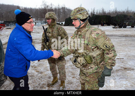 Us-Botschafter in Slowenien, Robert Hartley erfüllt mit Command Sgt. Maj. James A. LaFratta, rechts, 173Rd Brigade Support Battalion während der Übung Lipizzaner III bei Pocek in Slowenien Jan. 26, 2017. Lipizzaner ist eine kombinierte Squad-level Training in der Vorbereitung für platoon Bewertung und Bataillon-Bereitstellungsverfahren zu überprüfen. (Foto durch visuelle Informationen Spezialist Antonio Bedin-/freigegeben) Stockfoto