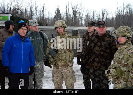 Von links, Robert Hartley, US-Botschafter in Slowenien, Oberstleutnant Jeffrey Reibestein, Kommandeur der 173Rd Airborne Brigade Support Battalion, Brig. Gen. Milan Zurman, der slowenischen Streitkräfte, und Command Sgt. Maj. James A. LaFratta, 173Rd Airborne Brigade Support Bataillons, Sprechen während der Übung Lipizzaner III bei Pocek in Slowenien Jan. 26, 2017. Lipizzaner ist eine kombinierte Squad-level Training in der Vorbereitung für platoon Bewertung und Bataillon-Bereitstellungsverfahren zu überprüfen. (Foto durch visuelle Informationen Spezialist Antonio Bedin-/freigegeben) Stockfoto