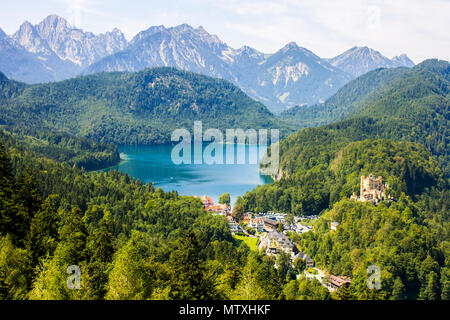 Blick auf den Alpsee und Schloss Hohenschwangau, Schloss Neuschwanstein, Schloss Hohenschwangau in der unteren rechten sichtbar, Deutschland Stockfoto