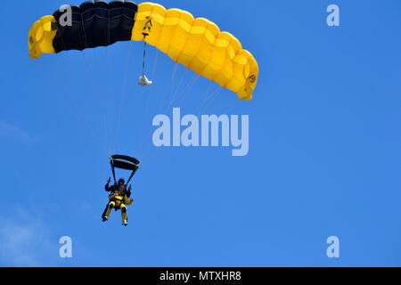 Jack Turner, eine zivile Berater des Secretary Of The Army und Staff Sgt Ken Severin, Mitglied der Armee Golden Knights Fallschirm Demo-Team, nachdem Freifall für ca. 8.500 Fuß ihren Fallschirm bereitgestellt und in Bodennähe. Turner wurde eingeladen, durch Führung in Fort Campbell, die Veranstaltung von der Nashville-recruiting-Bataillon, das Bewusstsein über die Armee und ihre Bemühungen um eine der schwierigsten recruiting Missionen in seiner langen Geschichte zu erreichen. Stockfoto