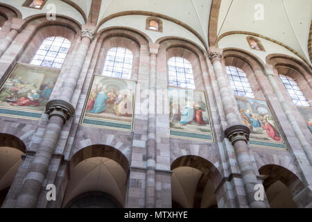 Speyer, Deutschland. Innenansicht der Kaiserdom Basilika Mariä Himmelfahrt und St. Stephan. Ein Weltkulturerbe seit 1981 und größten Ro Stockfoto