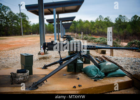 (FORT BENNING, GA) - Ein M2 Maschinengewehr sitzt im Leerlauf bei Patton. Die US-Armee hat die M2 .50 Kaliber Gewehr seit den 1930er Jahren verwendet. Die originalen M2 bin ein Deuce" .50 Kaliber Maschinengewehr ist ein Riemen gefüttert, Heavy Machine Gun, die auf die meisten Flugzeuge und Fahrzeuge montiert und kann von einem Stativ abgefeuert werden. Das System ist sehr wirksam gegen leicht gepanzerte Fahrzeuge, niedrig und langsam fliegende Flugzeuge, Boote und Feind Personal. (Foto: Patrick A. Albright/MCoE PAO Fotograf) Stockfoto