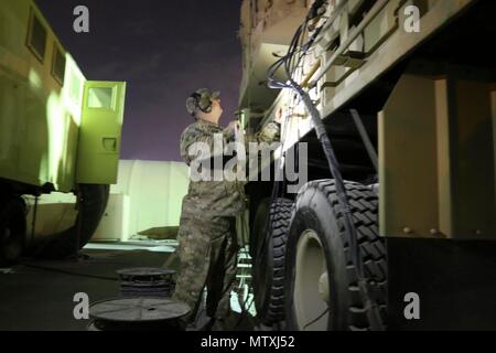 Sgt. 1. Klasse Andrew Davis, eine Athens, Alabama Eingeborener und Standardisierung noncommissioned Officer mit der 69Th Air Defense Artillery "Top Notch" Feuerwehr, führt seine Kontrollen auf allen der 1 Bataillon, 43 Air Defence der Artillerie Regiment Ausrüstung für Ihre taktischen Operationen Zentrum, 31.01.23 Im Bereich der US-Armee Oberkommando der Verantwortung. Einheiten werden auf ihre Ausrüstung Wartung ausgewertet, da die meisten Ausrüstungen Tage gleichzeitig ausgeführt und können direkt Ihre Bereitschaft auswirken. (U.S. Armee Foto von Sgt. Brandon Banzhaf, 69th Air Defense Artillery Brigade der öffentlichen Angelegenheiten NCOIC)/Re Stockfoto