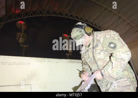 Sgt. 1. Klasse Andrew Davis, eine Athens, Alabama Eingeborener und Standardisierung noncommissioned Officer mit der 69Th Air Defense Artillery "Top Notch" Brigade, Spaziergänge macht sich Notizen, als er einen Generator prüft, 31.01.23 Im Bereich der US-Armee Oberkommando der Verantwortung. (U.S. Armee Foto von Sgt. Brandon Banzhaf, 69th Air Defense Artillery Brigade's Public Affairs NCOIC)/Freigegeben Stockfoto