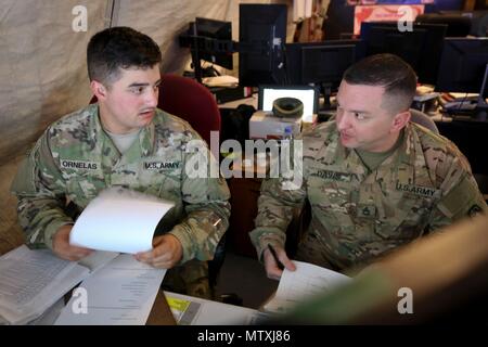 Sgt. 1. Klasse Andrew Davis, eine Athens, Alabama Eingeborener und Standardisierung noncommissioned Officer mit der 69Th Air Defense Artillery "Top Notch" Brigade, überprüft die 1 Bataillon, Instandhaltungsprogramm 43 Air Defence der Artillerie Regiment mit SPC. Daniel Ornelas (links), ein McAllen, Texas Eingeborener, und die Wartung des Systems Tracker mit dem Bataillon, 31.01.23 Im Bereich der US-Armee Oberkommando der Verantwortung. Davis Bewertungen Ausstattung der Einheit nach unten Zustände auf die kleinsten Details Richtigkeit zu bestätigen. (U.S. Armee Foto von Sgt. Brandon Banzhaf, 69th Air Defense Artillery's Brigade Publ Stockfoto